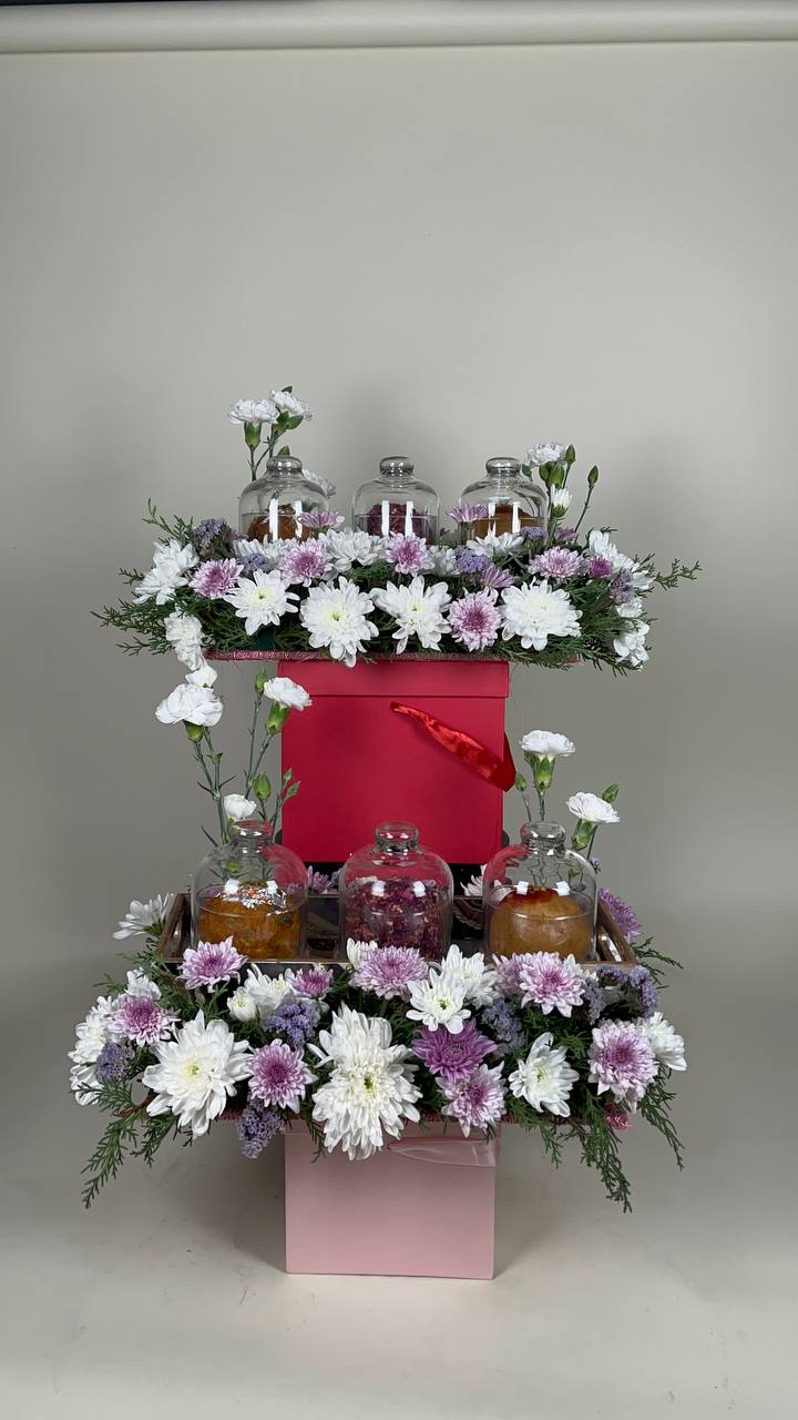 Bloom & Bliss Gourmet Box 🌸🍰✨